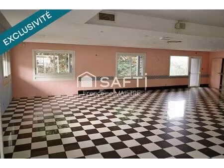 local commercial 400 m² avec parking et terrasse