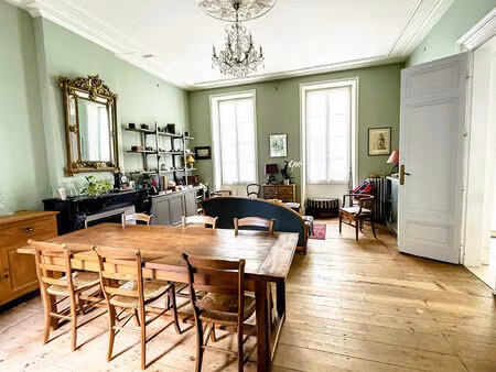 belle maison du 18ème de 8 pièce(s) 200 m² environ en plein coeur de ville.