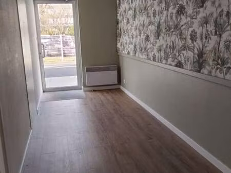 location bureaux et commerces piscine à la roche-sur-yon (85000) : à louer piscine / 84m² 