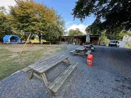 ensemble immobilier avec bâtiments et terrains.