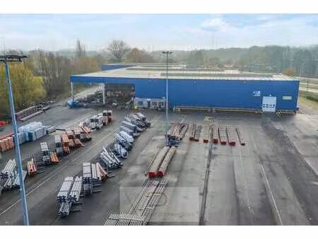 à louer – showroom / entrepôt avec grand espace extérieur...