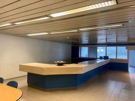 espace industriel / showroom de 1.950 m² sur un terrain d...