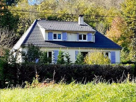 en exclusivité: propriété de caractère avec piscine et studi