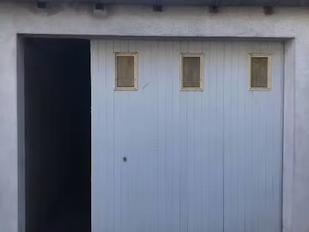 location parking 30 m² à saintes (17100)  80 €