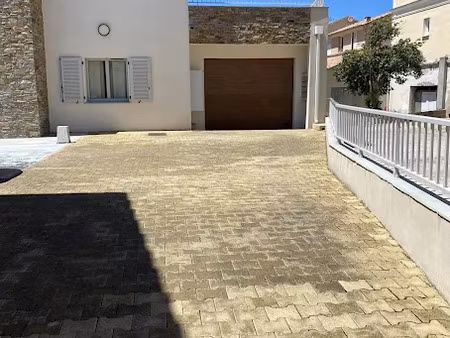 location parking à saint-florent (20217)  150 €