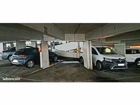 parking surveillé 24h/24 proche stade de france