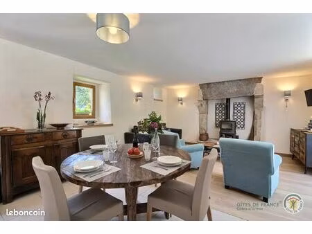 très beau gîte renové  spacieux et ensoleillé   cuisine ouvert  très bien équipée  poêle à