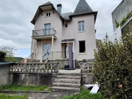 maison de caractère de 130 m²  jardin et garages