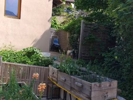 petite maison dans un jardin