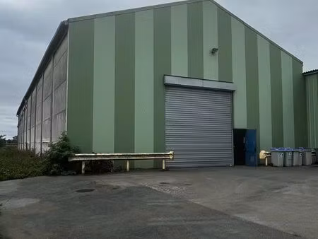 à louer – hangar 800 m² spacieux et sécurisé