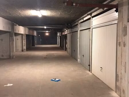 loue garage vitrolles