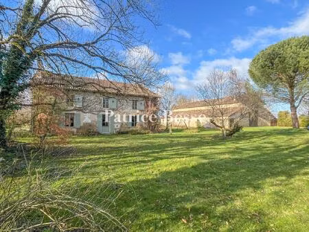 dans la vienne  sur plus de 2.8 ha  un ancien corps de ferme  devenu une maison...
