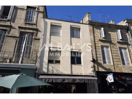 mur d'un local commercial rue piétonne de libourne