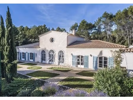 noble demeure dans un paradis de verdure