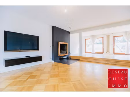 grande maison familiale en plein centre ville avec jardin