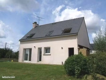 maison dans un petit hameau à la campagne