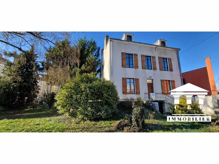 grande maison avec terrain clos en centre ville- proche gare-cha