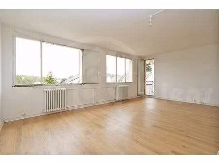 viroflay: en dernier étage appartement de 2 à 3 chambres.