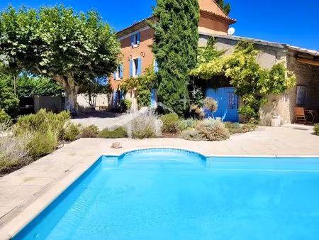 superbe bâtisse de 220 m² sur trois niveaux - terrain de 2000m² - 1550€ cc - gargas