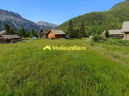 très rare terrain constructible à vendre de 587m² à nevache (05)