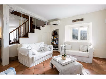 maison en pierre sur le chemin de saint-jacques-de-compostelle