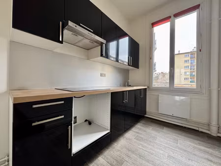 agréable t 2 en location dans immeuble calme rue montmailler