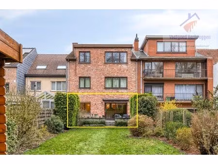 gelijkvloers appartement met garagebox en prachtige tuin