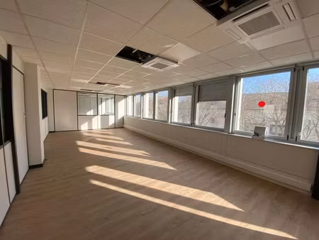 plateau de 470 m² totalement rénovés et divisés en deux lots de 235 m²  à proximité immédi