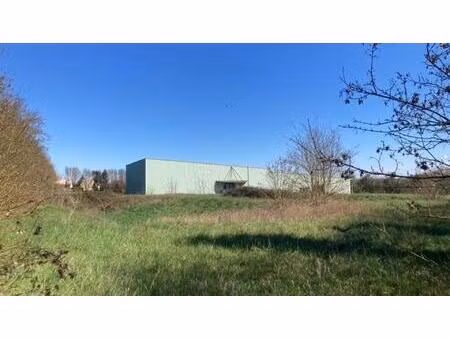 dépôt industriel de 1500 m² sur 13.631 m² de terrain