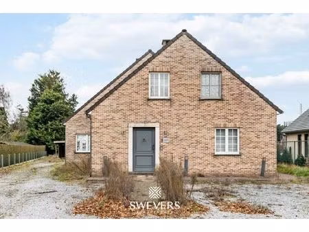 ruime open bebouwing met praktijkruimte op 11a40ca in het hart van paal