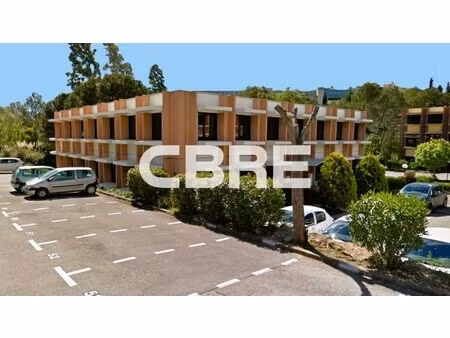 location local professionnel 93m²