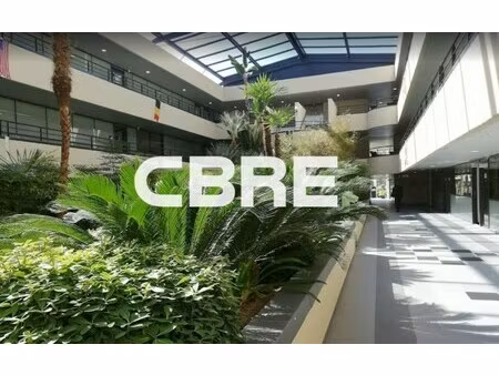 location local professionnel 123m²