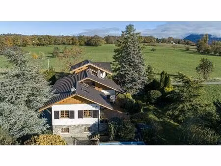 spacieuse maison avec prestations de qualité  terrasses jardin et piscine.