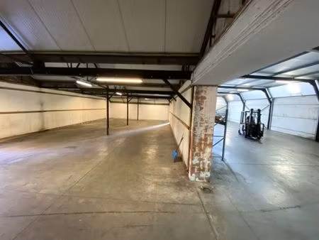 ruim magazijn (550m²) met buitenruimte achteraan (800m²)
