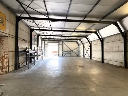 ruim magazijn (550m²) met buitenruimte achteraan