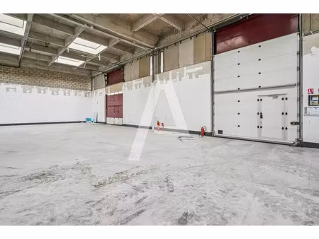 a louer : local de stockage / entrepôts / activités avec 1 quai