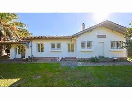 maison des années 50 à réinventer au coeur d'un écrin végétal