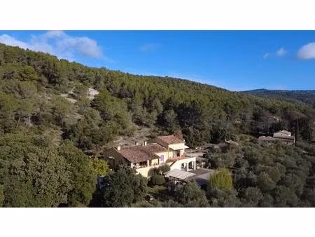 villecroze  maison 5 pièces de 185 m² avec piscine sur 2 7 hectares au calme