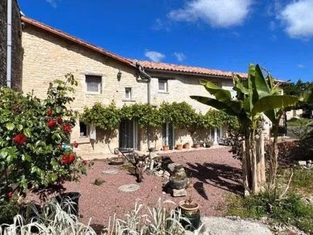 charmante maison en pierre avec jardin dans un village