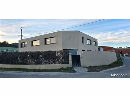 local professionnel rénové 112 m² – divisible 66 m² / 47 m² – cour privative – za valdonne