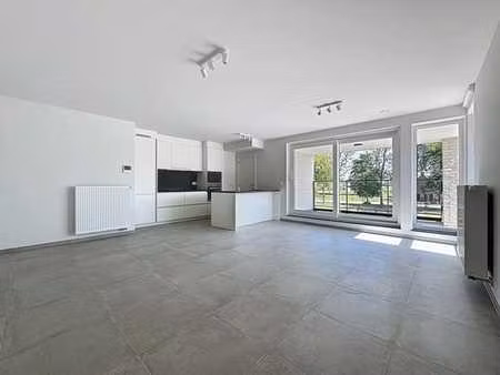 appartement deux chambres avec terrasse et parking extérieur