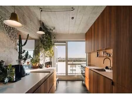 brutalisme et mid-century dans bel appartement d’angle