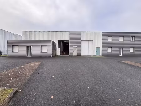 locaux d'activité à louer à sainte-luce-sur-loire avec deux bâtiments et parkings