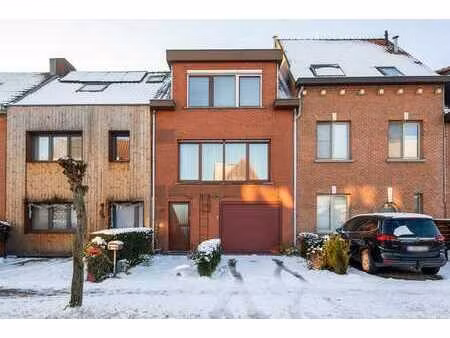 huis met 3 à 4 slaapkamers  tuin en garage te schoten!