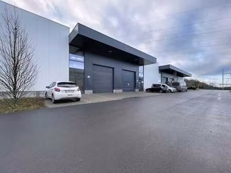 cellule de 194 m² – zoning d’achêne  accès e411