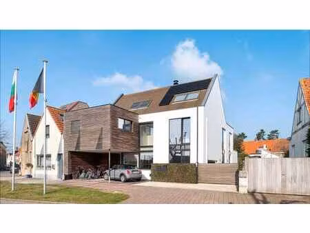 maison de 3 façades située au centre dans un style contempo