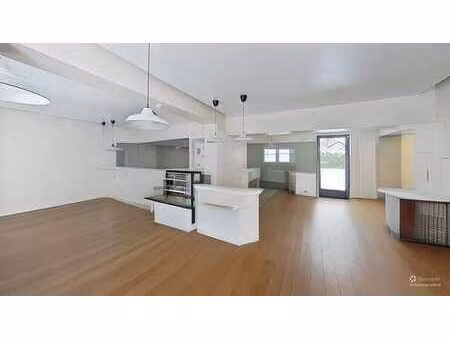 restaurant  snack  terrasse  parking  surface pour logement