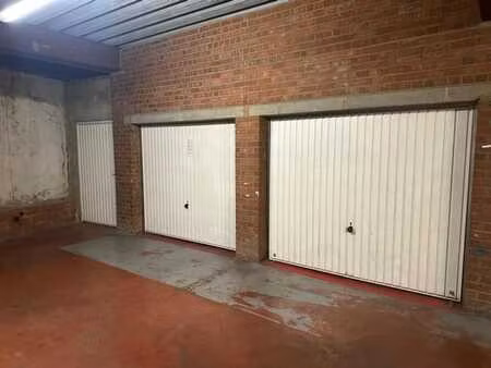 lot de 4 garages voitures et 2 box de stockage