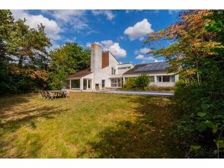 villa d'architecte avec piscine dans un clos résidentiel cal