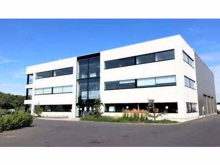 bureaux prêts à l'emploi avec terrasse à louer près de la s